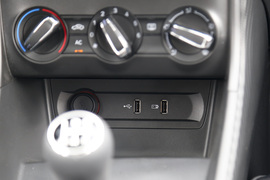 2018款名爵ZS 1.5L 手动65寸巨幕天窗版