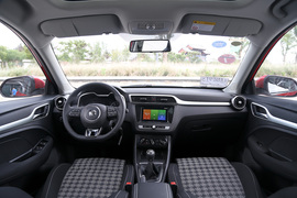 2018款名爵ZS 1.5L 手动65寸巨幕天窗版