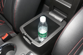 中央扶手箱空间