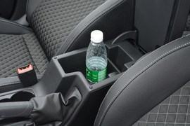 中央扶手箱空间