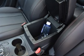 中央扶手箱空间