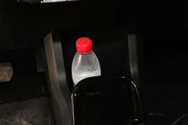 中央扶手箱空间