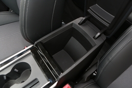 中央扶手箱空间