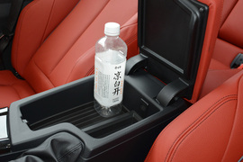 中央扶手箱空间