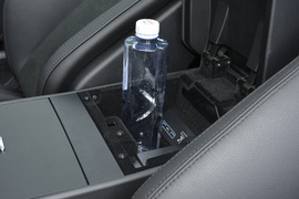 中央扶手箱空间