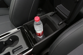 中央扶手箱空间