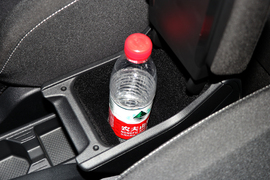 中央扶手箱空间