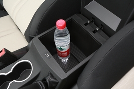 中央扶手箱空间