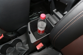 中央扶手箱空间