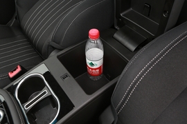 中央扶手箱空间