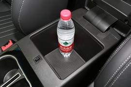 中央扶手箱空间