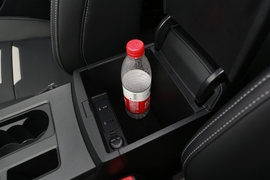 中央扶手箱空间