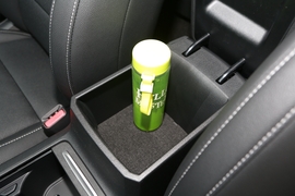 中央扶手箱空间