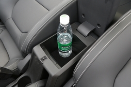 中央扶手箱空间