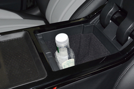 中央扶手箱空间