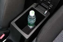 中央扶手箱空间