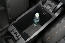 中央扶手箱空间