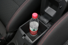 中央扶手箱空间