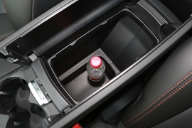 中央扶手箱空间