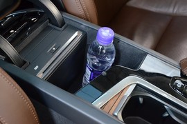 中央扶手箱空间