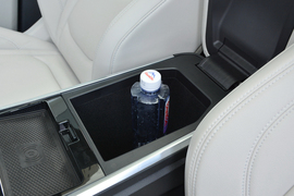 中央扶手箱空间