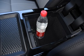 中央扶手箱空间