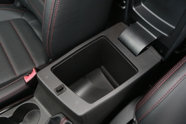 中央扶手箱空间