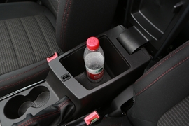 中央扶手箱空间