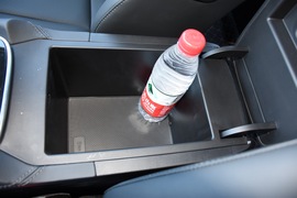 中央扶手箱空间