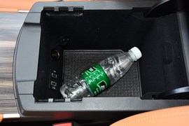 中央扶手箱空间