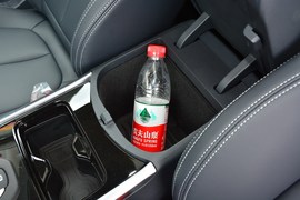 中央扶手箱空间