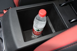 中央扶手箱空间