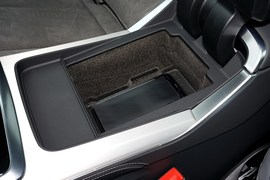 中央扶手箱空间