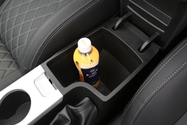 中央扶手箱空间