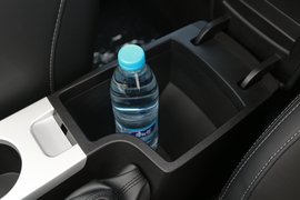 中央扶手箱空间