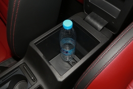 中央扶手箱空间