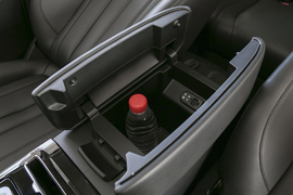 中央扶手箱空间