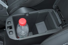 中央扶手箱空间