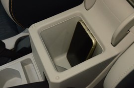 中央扶手箱空间