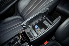 中央扶手箱空间