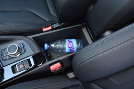 中央扶手箱空间