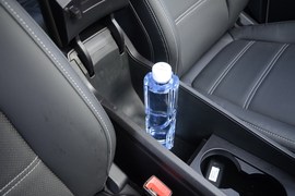 中央扶手箱空间