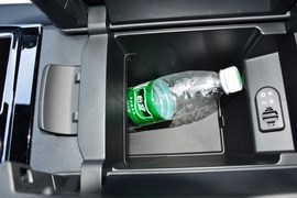 中央扶手箱空间