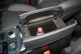 中央扶手箱空间