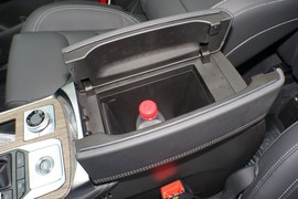 中央扶手箱空间