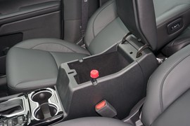 中央扶手箱空间