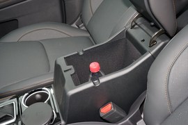 中央扶手箱空间