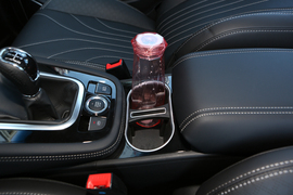 中央扶手箱空间