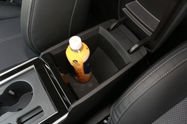 中央扶手箱空间