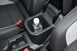 中央扶手箱空间